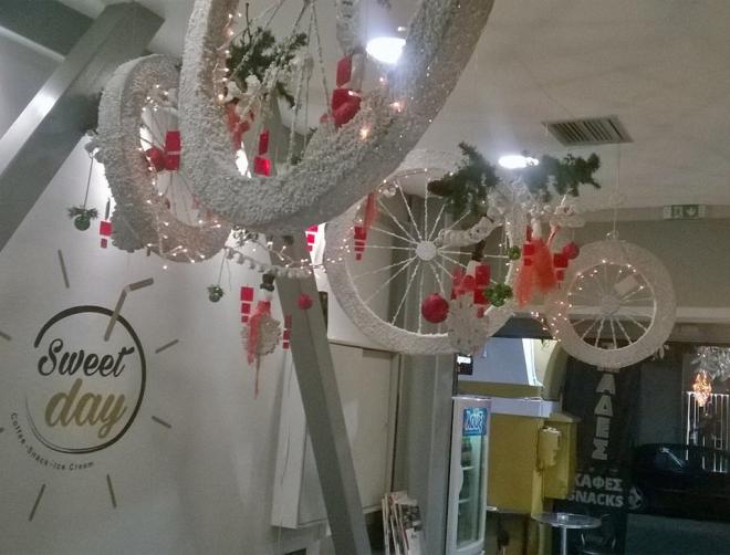 Το "Sweet day" μας εύχεται Καλή Χρονιά και μας περιμένει για ζεστούς λουκουμάδες!