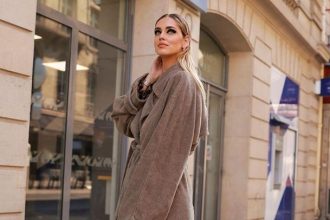 Η Chiara Ferragni επαναφέρει την τάση του smokey eye στην εβδομάδα μόδας του Παρισιού