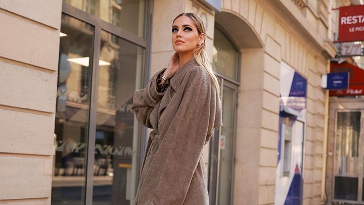 Η Chiara Ferragni επαναφέρει την τάση του smokey eye στην εβδομάδα μόδας του Παρισιού