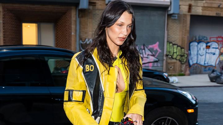 To biker jacket της Bella Hadid είναι το διαχρονικό πανωφόρι που θέλουμε για την γκαρνταρόμπα μας