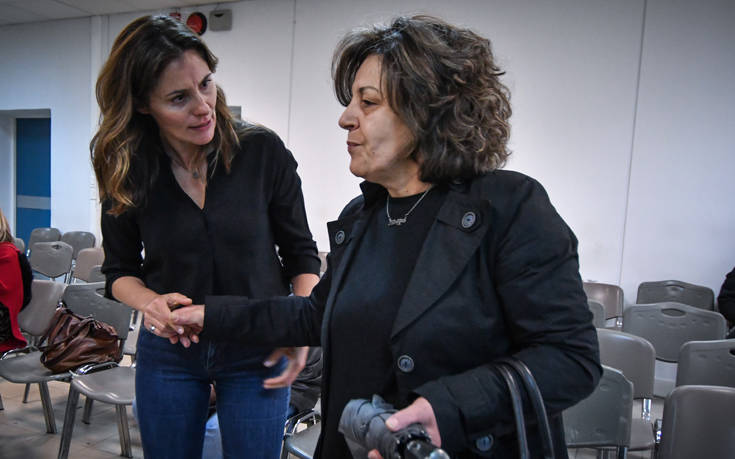 Η Μπέτυ Μπαζιάνα στη δίκη της Χρυσής Αυγής και η αγκαλιά με τη Μάγδα Φύσσα - ΦΩΤΟ