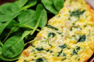 Λαχταριστή ομελέτα με μπρόκολο και σπανάκι