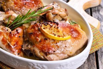 Kοτόπουλο στο φούρνο με σκόρδο και δεντρολίβανο