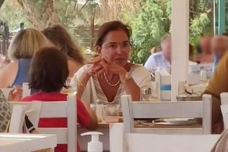 Ντόρα Μπακογιάννη: Ξέγνοιαστες στιγμές με τα εγγόνια της στα Χανιά