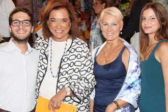 Νατάσα Παζαΐτη: Σπάνια δημόσια εμφάνιση με τα παιδιά της Αλέξανδρο και Αλίκη στο Ηρώδειο