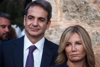 Εκτάκτως στο Λονδίνο ο Κυριάκος Μητσοτάκης – Επιδεινώθηκε η υγεία του πεθερού του