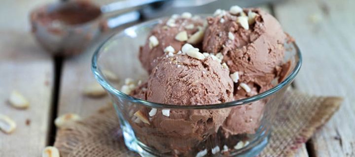 Σπιτικό παγωτό με πραλίνα φουντουκιού