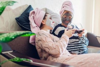 Γιορτή της μητέρας: Δύο τέλειες σπιτικές μάσκες για να κάνετε μαζί με τη μαμά σας!