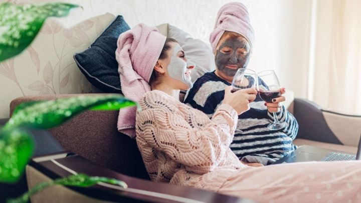 Γιορτή της μητέρας: Δύο τέλειες σπιτικές μάσκες για να κάνετε μαζί με τη μαμά σας!