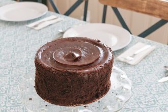 Φτιάξε σοκολατένιο κέικ χωρίς αλεύρι με τέσσερα υλικά