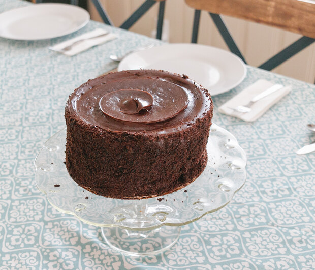 Φτιάξε σοκολατένιο κέικ χωρίς αλεύρι με τέσσερα υλικά