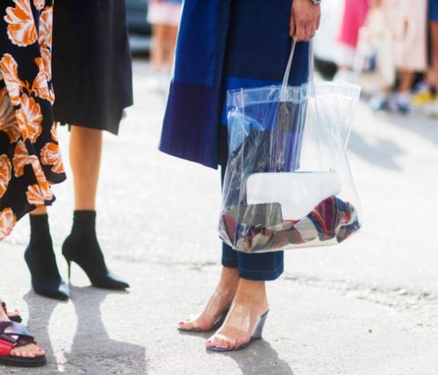 Διάφανη τσάντα: Η νέα εμμονή των it girls και πώς να την υιοθετήσεις