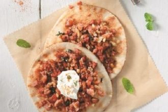 Μικρά λαχματζούν με κιμά από λουκάνικο και γιαούρτι