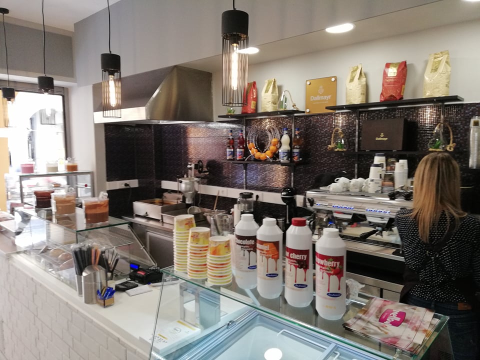 Ηλθε το "Sweet day" για να μας φτιάξει την ημέρα με καφέ και να μας κεράσει λουκουμάδες ! ΦΩΤΟ