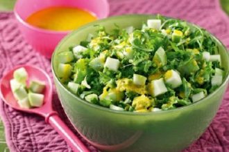 Σαλάτα ρόκα και μήλο με dressing τζίντζερ-καρότου