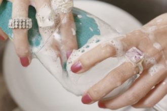 Γιατί πρέπει να βγάζετε τα δαχτυλίδια σας κάθε φορά που πλένετε τα χέρια σας