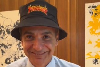 Δείτε τον Μητσοτάκη στο TikTok με… καπέλο να κάνει σκέιτ, για το Youth Pass!