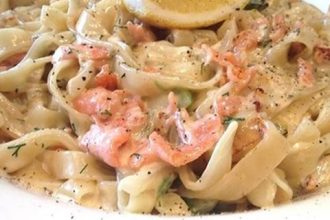 Μακαρονάδα με σολομό και κρέμα γάλακτος