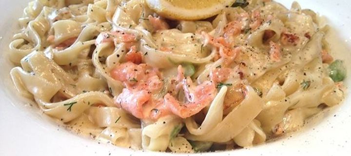 Μακαρονάδα με σολομό και κρέμα γάλακτος