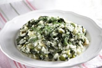 Σπανακόρυζο με μυρωδικά και γιαούρτι