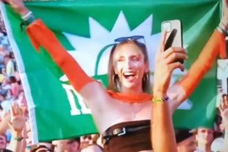 “Έσκασε” στο Tomorrowland με την… σημαία του ΠΑΣΟΚ κι έγινε viral!