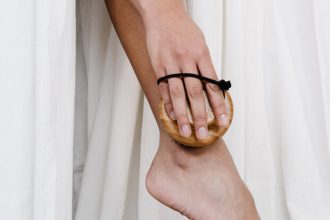 Πως θα περιποιηθείς σωστά τα πόδια σου στην καραντίνα