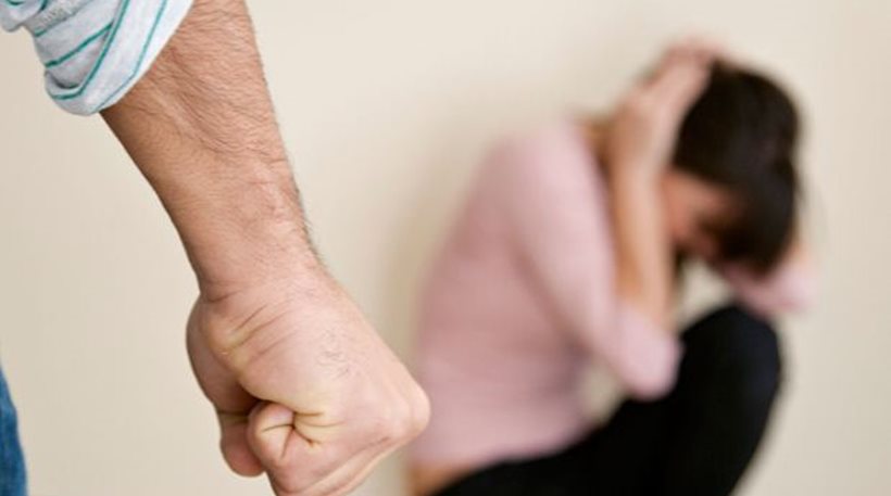 Πάτρα: Ξυλοκόπησε την πρώην σύντροφό του έξω από το σχολείο του παιδιού τους – Την έστειλε στο νοσοκομείο