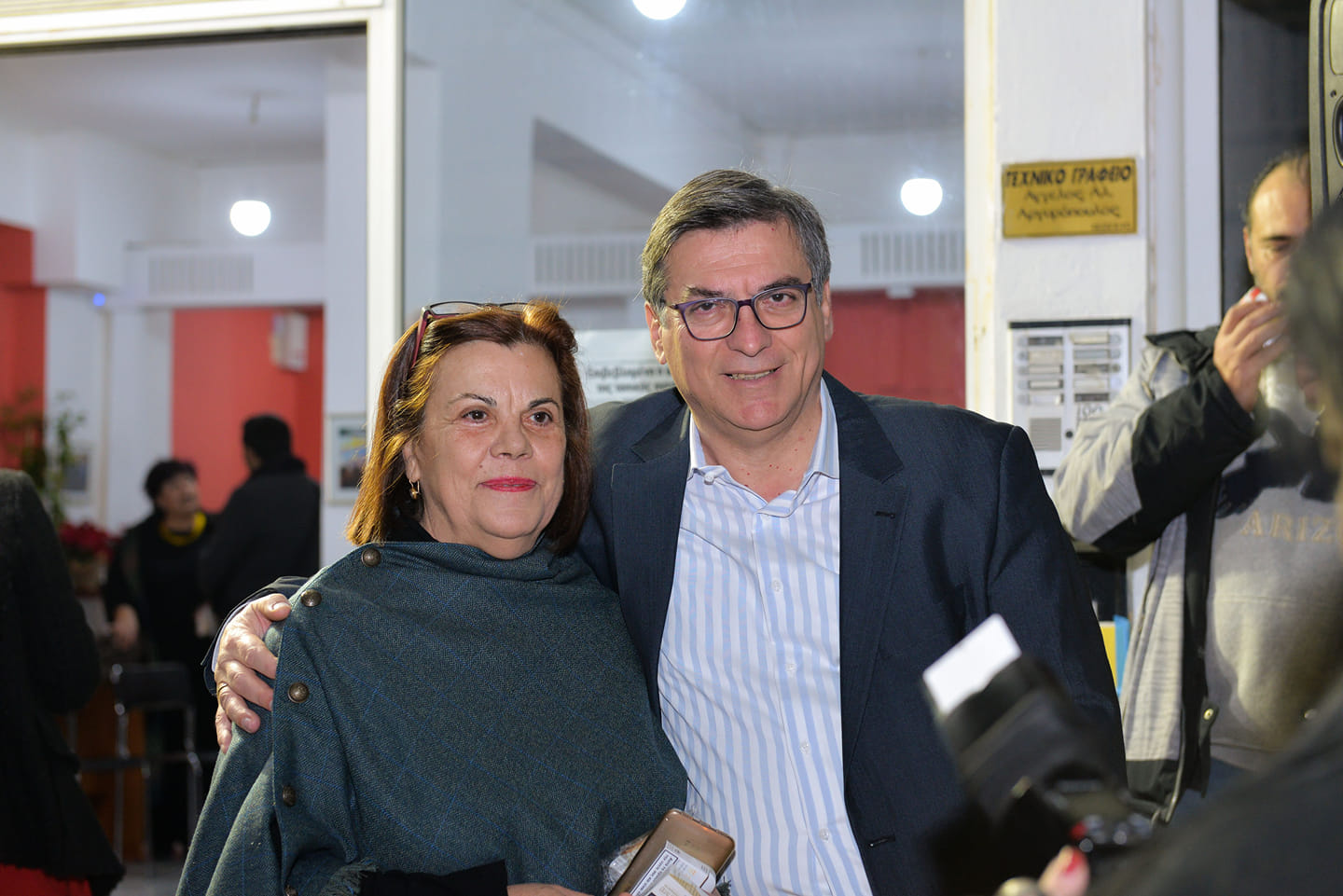 Πάντα κοντά η αδελφή του!