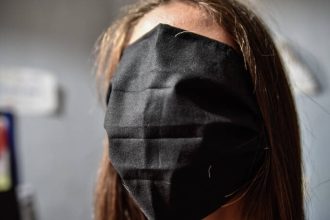 Οι τεράστιες μάσκες στα σχολεία έγιναν θέμα ακόμα και στη Ρωσία - ΦΩΤΟ