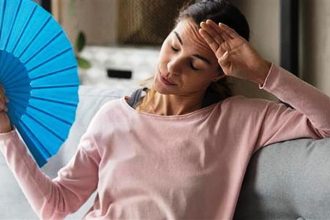 Εξάψεις και ημικρανίες: Ο επικίνδυνος συνδυασμός που απειλεί την καρδιά των γυναικών μετά τα 50