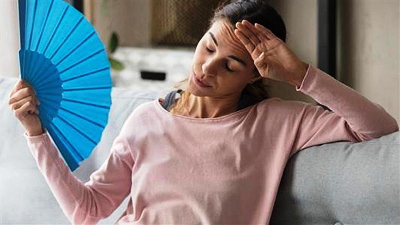 Εξάψεις και ημικρανίες: Ο επικίνδυνος συνδυασμός που απειλεί την καρδιά των γυναικών μετά τα 50