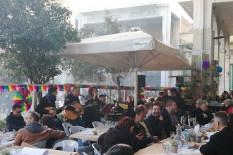 Απίστευτο γλέντι Τσικνοπέμπτης στο παραδοσιακό μεζεδοπωλείο "Πλατεία"!