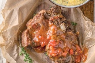 Σκορδάτες μπριζόλες με αρωματική κρέμα πολέντας