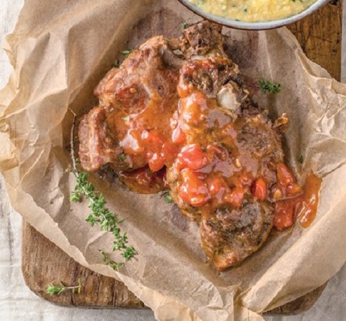 Σκορδάτες μπριζόλες με αρωματική κρέμα πολέντας