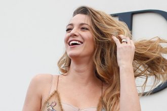 Το χτένισμα που επιστρέφει και πηγαίνει τέλεια στα μακριά μαλλιά -Νεανικό και σέξι