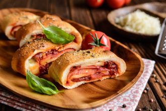 Στρόμπολι με ζαμπόν και πιπεριά