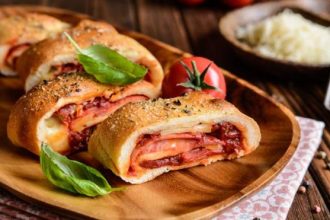 Στρόμπολι με ζαμπόν και πιπεριά