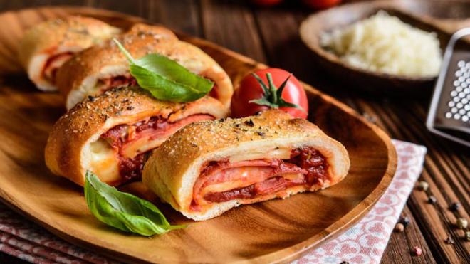 Στρόμπολι με ζαμπόν και πιπεριά