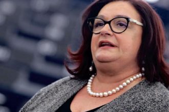 Τέλος στις παραστάσεις…