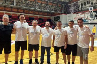 "Τα...είπαν" στο παρκέ "Πάτρα Ενωμένη"και δημοσιογράφοι-Οι νικητές, ο Κώστας Σβόλης και ο προπονητής Νίκος Κοροβέσης ΦΩΤΟ