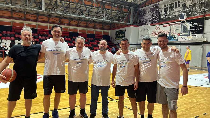 "Τα...είπαν" στο παρκέ "Πάτρα Ενωμένη"και δημοσιογράφοι-Οι νικητές, ο Κώστας Σβόλης και ο προπονητής Νίκος Κοροβέσης ΦΩΤΟ