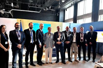 Ο Νεκτάριος Φαρμάκης συνάντησε έναν φίλο της Δυτικής Ελλάδας στο Ντουμπάι, τον Τζέφρι Πάιατ ΒΙΝΤΕΟ