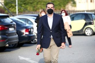 Τάσος Κουράκης: Έγινε η πολιτική κηδεία – Παρών ο Αλέξης Τσίπρας κρατώντας κόκκινο τριαντάφυλλο