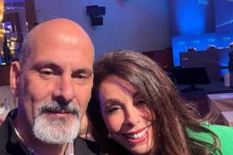 Ο Χαράλαμπος Μπονάνος με Βούλα Πατουλίδου και Άγγελο Χαριστέα