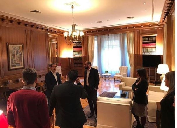 Τι έκανε ο Πρωθυπουργός στο Μέγαρο Μαξίμου περιμένοντας τους πολιτικούς αρχηγούς- ΦΩΤΟ