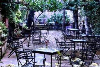 Πολύεδρο: Έκθεση ζωγραφικής του Χάρη Βελαώρα «Το παιδί του κόκορα»