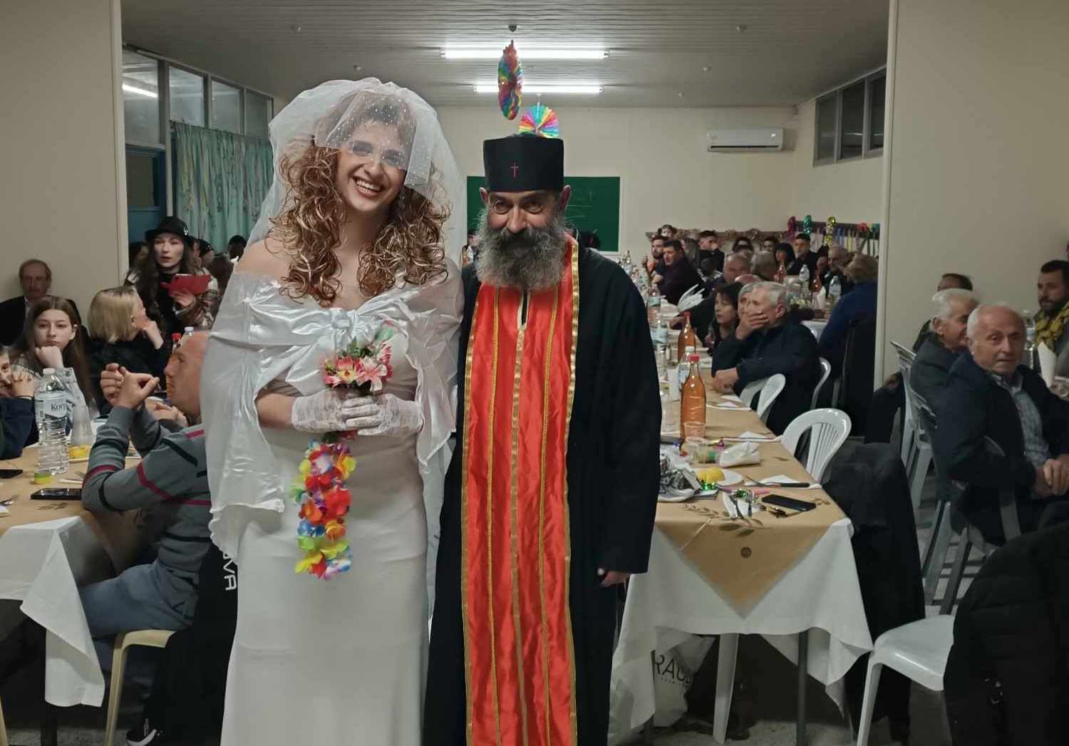 "Το έκαψαν" στο Κάλφα σε αποκριάτικο πάρτι - Αναβίωσε το έθιμο του παραδοσιακού γάμου (ΦΩΤΟ - ΒΙΝΤΕΟ)