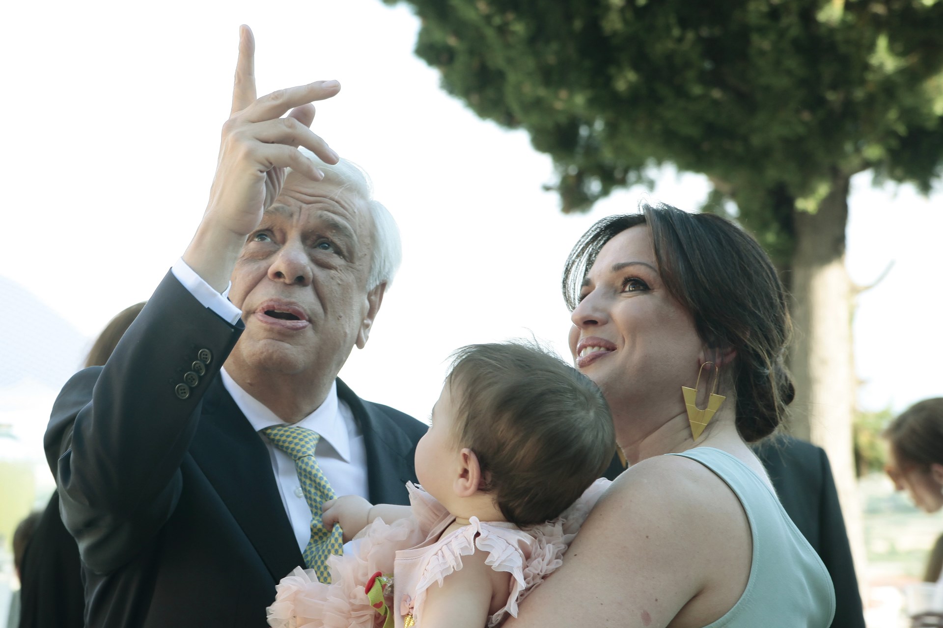 Ευτυχισμένος παππούς ο Προκόπης Παυλόπουλος - Βαπτίστηκαν τα δίδυμα εγγόνια του - ΦΩΤΟ