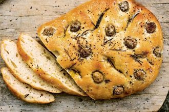 Πεντανόστιμη λαγάνα με λιαστή ντομάτα και ελιά