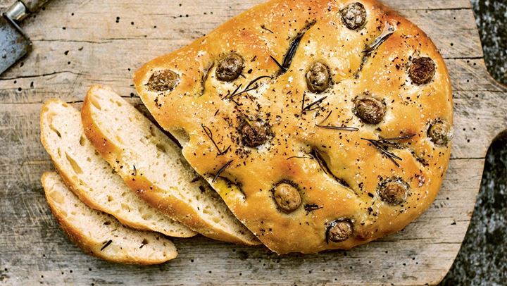 Πεντανόστιμη λαγάνα με λιαστή ντομάτα και ελιά